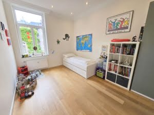 VERMIETET! Ein Highlight für Altbaufans in Sachsenhausen! Große 4-Zimmerwohnung mit Balkon + EBK