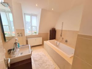 VERMIETET! WOW! – Stylische 5 Zimmer Maisonette inkl. EBK + Kamin + Dachterr. -Sachsenhausen