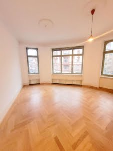 VERMIETET! 3 große Zimmer + Wohnküche + Balkon- top saniert – Mitten im Leben – Altbaucharme pur!