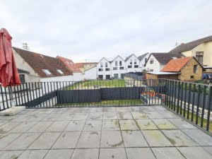 VERKAUFT! Stylische 3 -Zimmer Maisonette mit großem Balkon + Luxusküche + 2 TG-Plätze – Hofheim