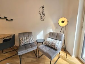 VERMIETET! Neubau 2020 – Ab 15.10.24 schick möbliertes 1-Zimmer Apt mit Balkon & Parkettboden- zentrOstend Lage