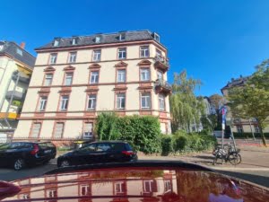 VERMIETET! Altbaucharme Pur + ganz oben! Sonnige 2-Zimmer Altbau Wohnung – zentral in Sachsenhausen
