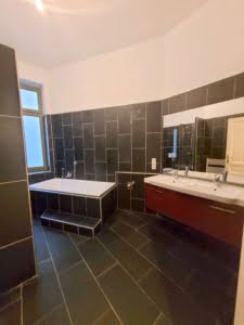 VERMIETET! 3 große Zimmer + Wohnküche + Balkon- top saniert – Mitten im Leben – Altbaucharme pur!