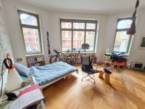 VERMIETET! 3 große Zimmer + Wohnküche + Balkon- top saniert – Mitten im Leben – Altbaucharme pur!