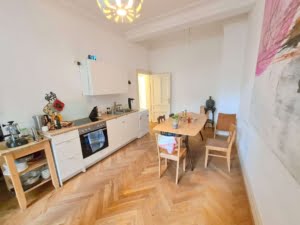 VERMIETET! 3 große Zimmer + Wohnküche + Balkon- top saniert – Mitten im Leben – Altbaucharme pur!