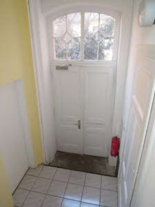 VERMIETET! Altbaucharme pur.: Gemütliches 1 Zimmer Apartment im DG + Wohnküche – zentral im Ostend