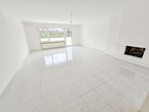 VERKAUFT! Große 4 Zimmer Terrassenwohnung + 2 Bäder + EBK + Kamin + Keller + Garage –