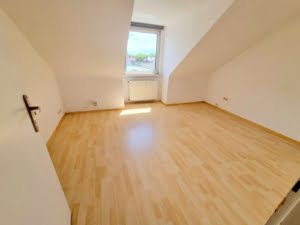 VERMIETET! Sonnige, gemütliche 2-Zimmerwohnung im Dachgeschoss – zentral gelegen im Gallusviertel