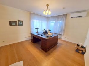 VERMIETET!Perfekte Lage am Berger Hang! 6 Zimmer + 2 Bäder auf 2 Etagen mit eigenem Garten + Teich!