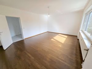 VERKAUFT! Große 4 Zimmer Terrassenwohnung + 2 Bäder + EBK + Kamin + Keller + Garage –
