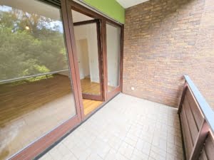 VERMIETET! Großzügige 4 Zimmer + 2 Balkone + Keller + TG-Platz -Schwimmbad/Sauna im Haus!