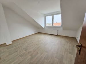 VERMIETET! Sonnige + große 3 Zimmer Dachgeschosswohnung – Hanau Nähe TÜV – zentrale Lage