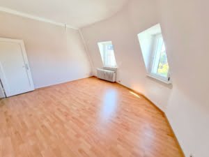 VERMIETET! Altbaucharme Pur + ganz oben! Sonnige 3-Zimmer Altbau Wohnung – zentral in Sachsenhausen
