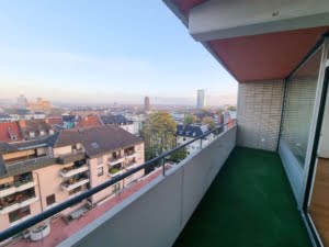 VERMIETET! Bester Skylineblick inkl. +Pool+Sauna im Haus! Schicke 3 Zimmer Wohnung mit Balkon –