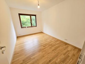 VERMIETET! Großzügige 4 Zimmer + 2 Balkone + Keller + TG-Platz -Schwimmbad/Sauna im Haus!
