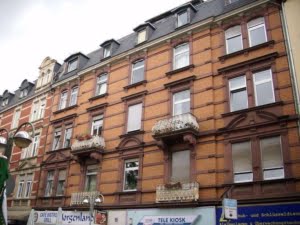 VERMIETET! Altbaucharme pur! 3 Zimmer, Wohnküche, 2 Balkone + neuer Boden -Berger Str
