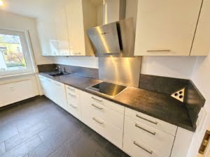 VERKAUFT! Große 4 Zimmer Terrassenwohnung + 2 Bäder + EBK + Kamin + Keller + Garage –