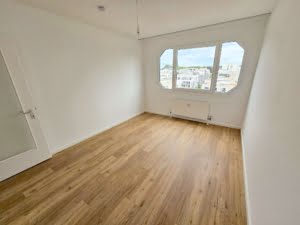 VERMIETET! Bester Skylineblick inkl. +Pool+Sauna im Haus! Schicke 3 Zimmer Wohnung mit Balkon –