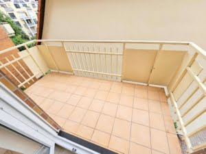 VERMIETET! Komplett renoviert in 2023! Große 3 Zimmerwohnung mit 2 Bädern + Balkon und inkl. Gartennutzung – Niederrad