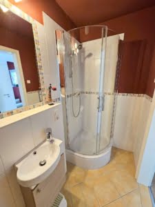VERMIETET! Sehr großzügige 3-Zimmer Maisonette mit 2 Balkonen + TG-Platz – Top Lage Sachsenhausen