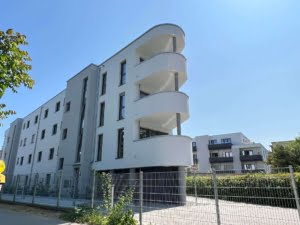 VERMIETET! Nagelneu + richtig schick : 3-Zimmerwohnung mit Balkon – ruhig in Offenbach-Ost