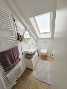VERMIETET! Schicke 4 Zimmer Dachgeschosswohnung + 2 Balkone + 2 Bäder + Fußbodenheizung -ruhig + zentral in Rödelheim