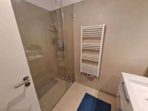 VERMIETET! Schickes 1-Zimmer Apartment (Neubau 2020) mit Balkon, Parkett, EBK – zentr. Ostend Lage