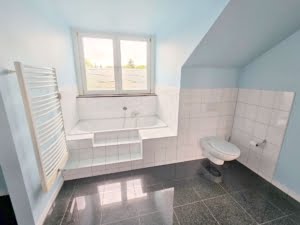 VERKAUFT!Attraktive große 3 Zimmer Dachstudio Whg. mit Balkon +Garagenpl – Top Lage nahe Stadtwald