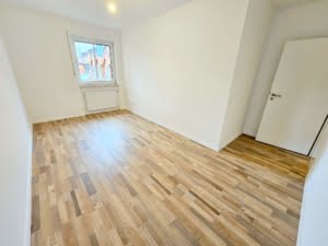 VERMIETET! Komplett renoviert in 2023! Große 3 Zimmerwohnung mit 2 Bädern + Balkon und inkl. Gartennutzung – Niederrad