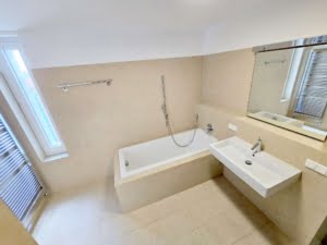 VERMIETET! Bester Skylineblick inkl. +Pool+Sauna im Haus! Schicke 3 Zimmer Wohnung mit Balkon –