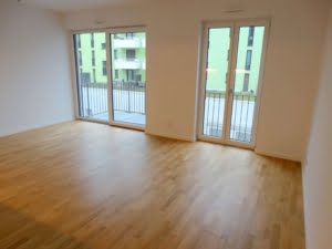 VERMIETET! Sonnige 2-Zimmer Wohnung mit 2 Balkonen, Parkett, Einbauküche + KFZ Platz mgl. – zentrale Ostend Lage
