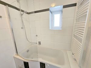 VERMIETET! Altbaucharme pur in Top Lage Sachsenhausen: 4 Zimmerwohnung mit Balkon + Parkett + EBK