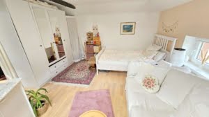 VERMIETET! Altbaucharme.: Gemütliches 1 Zimmer Apt. im DG + Wohnküche – zentral im Ostend