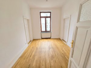 VERMIETET! Altbaucharme pur in Top Lage Sachsenhausen: 4 Zimmerwohnung mit Balkon + Parkett + EBK