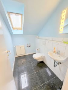 VERKAUFT!Attraktive große 3 Zimmer Dachstudio Whg. mit Balkon +Garagenpl – Top Lage nahe Stadtwald