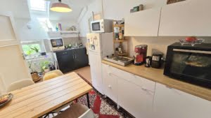 VERMIETET! Altbaucharme.: Gemütliches 1 Zimmer Apt. im DG + Wohnküche – zentral im Ostend