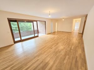 VERMIETET! Großzügige 4 Zimmer + 2 Balkone + Keller + TG-Platz -Schwimmbad/Sauna im Haus!
