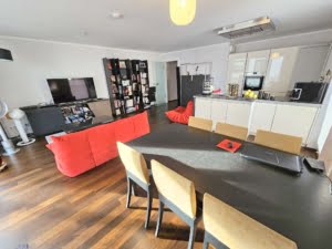 VERMIETET! -Privatstraße Sachsenhausen: Attraktive 3-Zimmer-Wohnung mit großem Balkon + TG
