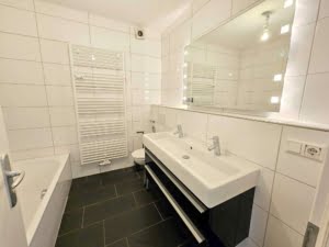 VERKAUFT! Große 4 Zimmer Terrassenwohnung + 2 Bäder + EBK + Kamin + Keller + Garage –