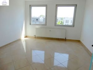 VERKAUFT! Schwimmbad + Sauna im Haus! Neu saniert! 3-Zimmer mit Balkon – Sachsenhausen