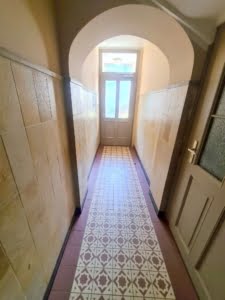 VERMIETET! Altbaucharme Pur + ganz oben! Sonnige 3-Zimmer Altbau Wohnung – zentral in Sachsenhausen