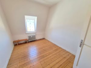 VERMIETET! Altbaucharme Pur + ganz oben! Sonnige 3-Zimmer Altbau Wohnung – zentral in Sachsenhausen