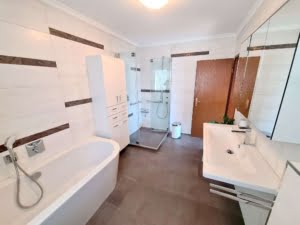 VERMIETET!Perfekte Lage am Berger Hang! 6 Zimmer + 2 Bäder auf 2 Etagen mit eigenem Garten + Teich!