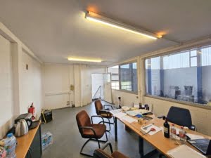 VERMIETET! Lager-/Produktionshalle mit vielen Möglichkeiten – gute Anbindung im Gewerbegebiet von Altenstadt
