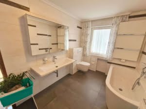 VERMIETET!Perfekte Lage am Berger Hang! 6 Zimmer + 2 Bäder auf 2 Etagen mit eigenem Garten + Teich!