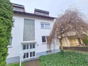 VERMIETET! Großzügige 2 Zimmer Wohnung mit Balkon in gepflegtem MFH zentral in Bad Soden
