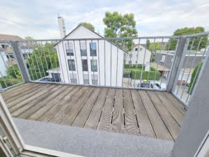 VERKAUFT!Attraktive große 3 Zimmer Dachstudio Whg. mit Balkon +Garagenpl – Top Lage nahe Stadtwald