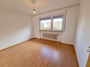 VERMIETET! Großzügige 2 Zimmer Wohnung mit Balkon in gepflegtem MFH zentral in Bad Soden