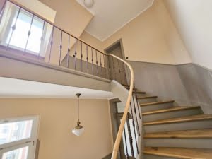 VERMIETET! Altbaucharme Pur + ganz oben! Sonnige 2-Zimmer Altbau Wohnung – zentral in Sachsenhausen