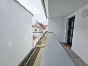 VERKAUFT! Stylische 3 -Zimmer Maisonette mit großem Balkon + Luxusküche + 2 TG-Plätze – Hofheim